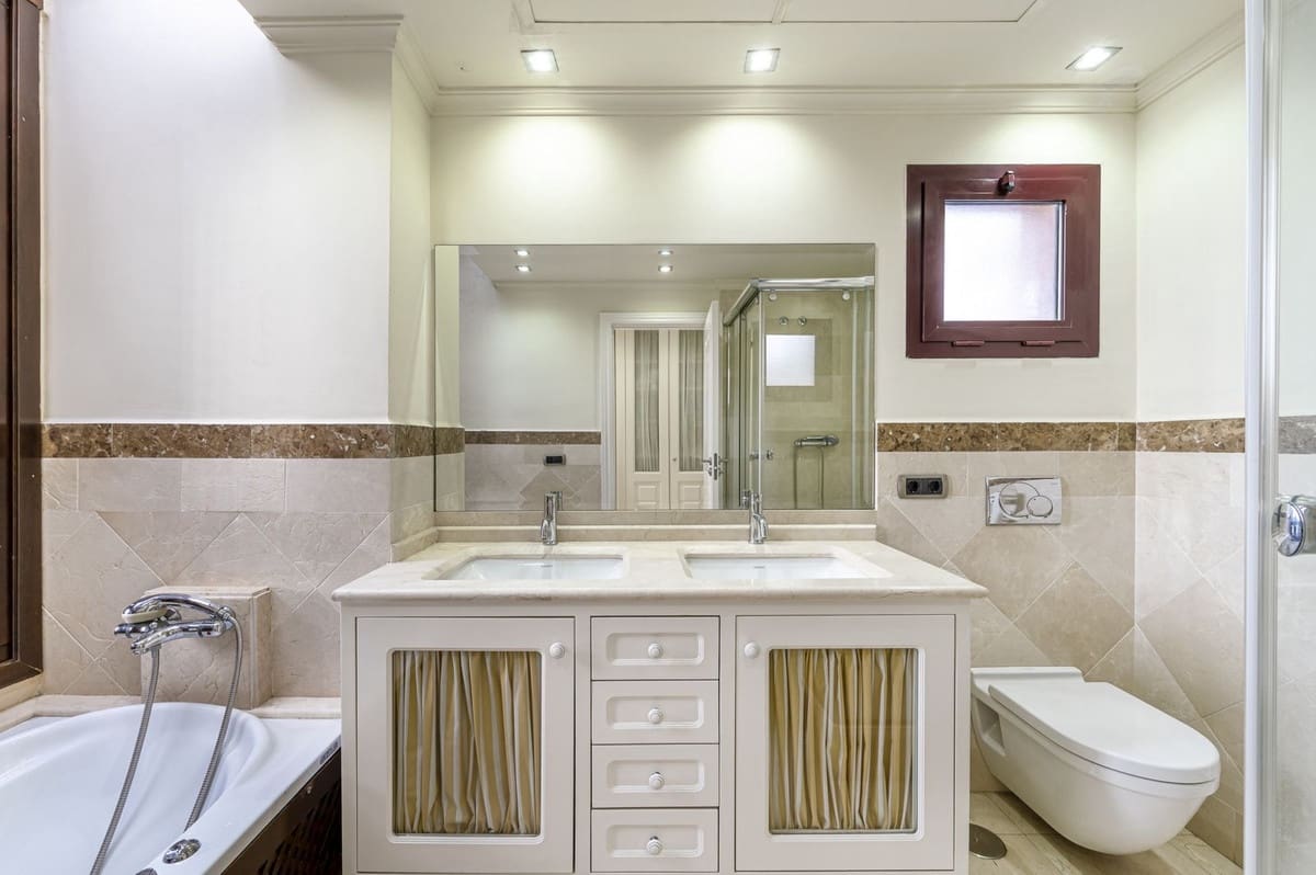 4 makuuhuone Omakotitalo myytävänä paikassa Golden Mile mukana uima-altaan 
autotalli - 1 425 000 € (Ref: 9511210)