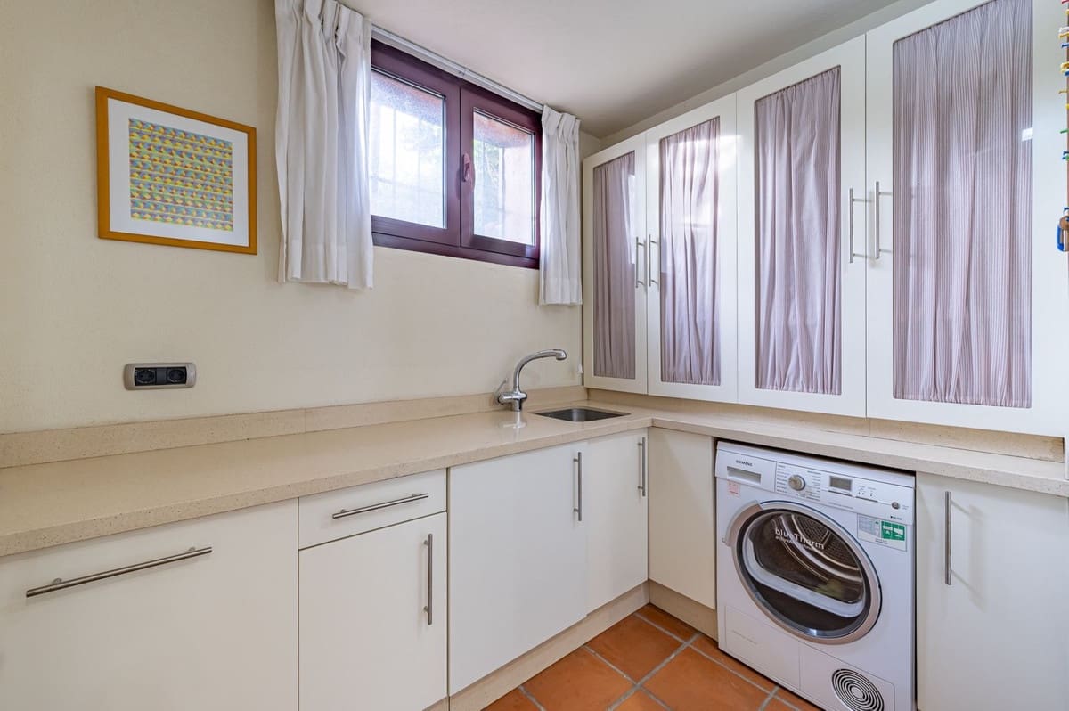 4 makuuhuone Omakotitalo myytävänä paikassa Golden Mile mukana uima-altaan 
autotalli - 1 425 000 € (Ref: 9511210)