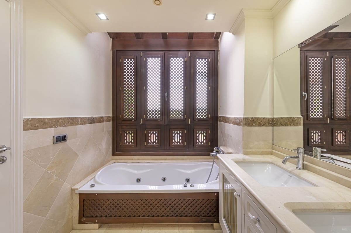 4 makuuhuone Omakotitalo myytävänä paikassa Golden Mile mukana uima-altaan 
autotalli - 1 425 000 € (Ref: 9511210)