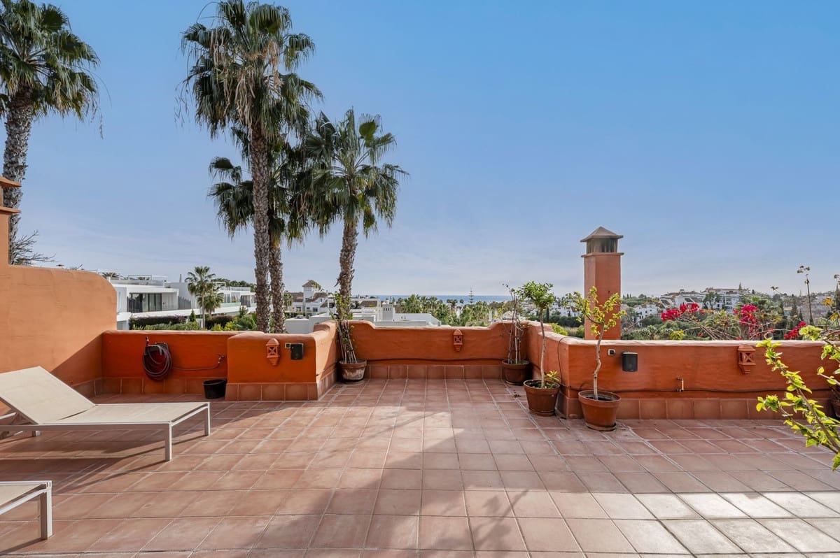 4 makuuhuone Omakotitalo myytävänä paikassa Golden Mile mukana uima-altaan 
autotalli - 1 425 000 € (Ref: 9511210)