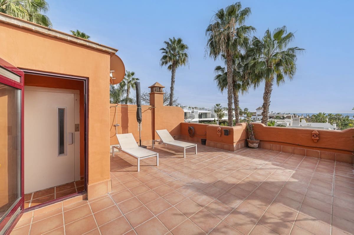 4 makuuhuone Omakotitalo myytävänä paikassa Golden Mile mukana uima-altaan 
autotalli - 1 425 000 € (Ref: 9511210)