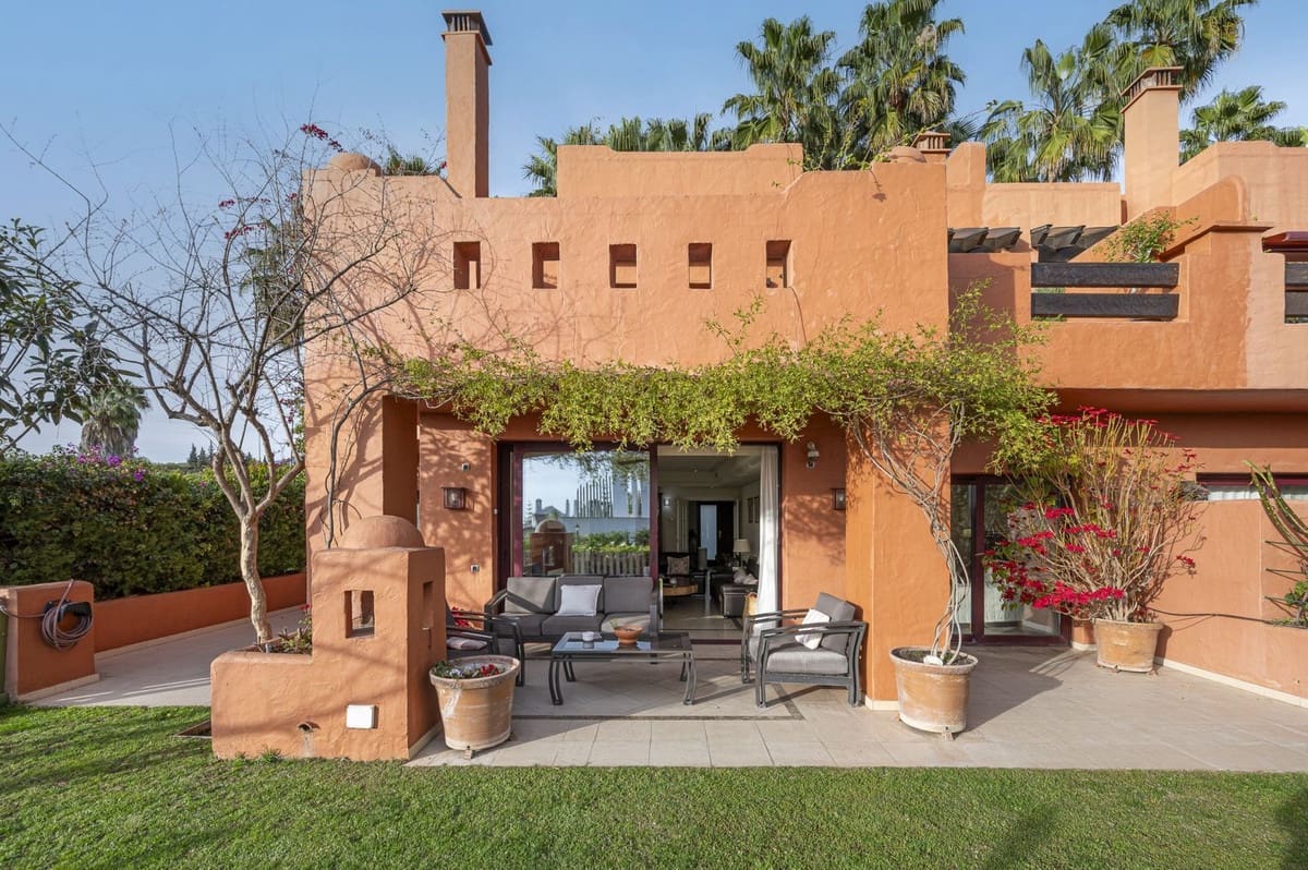 4 makuuhuone Omakotitalo myytävänä paikassa Golden Mile mukana uima-altaan 
autotalli - 1 425 000 € (Ref: 9511210)