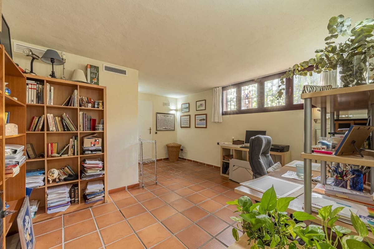 4 makuuhuone Omakotitalo myytävänä paikassa Golden Mile mukana uima-altaan 
autotalli - 1 425 000 € (Ref: 9511210)