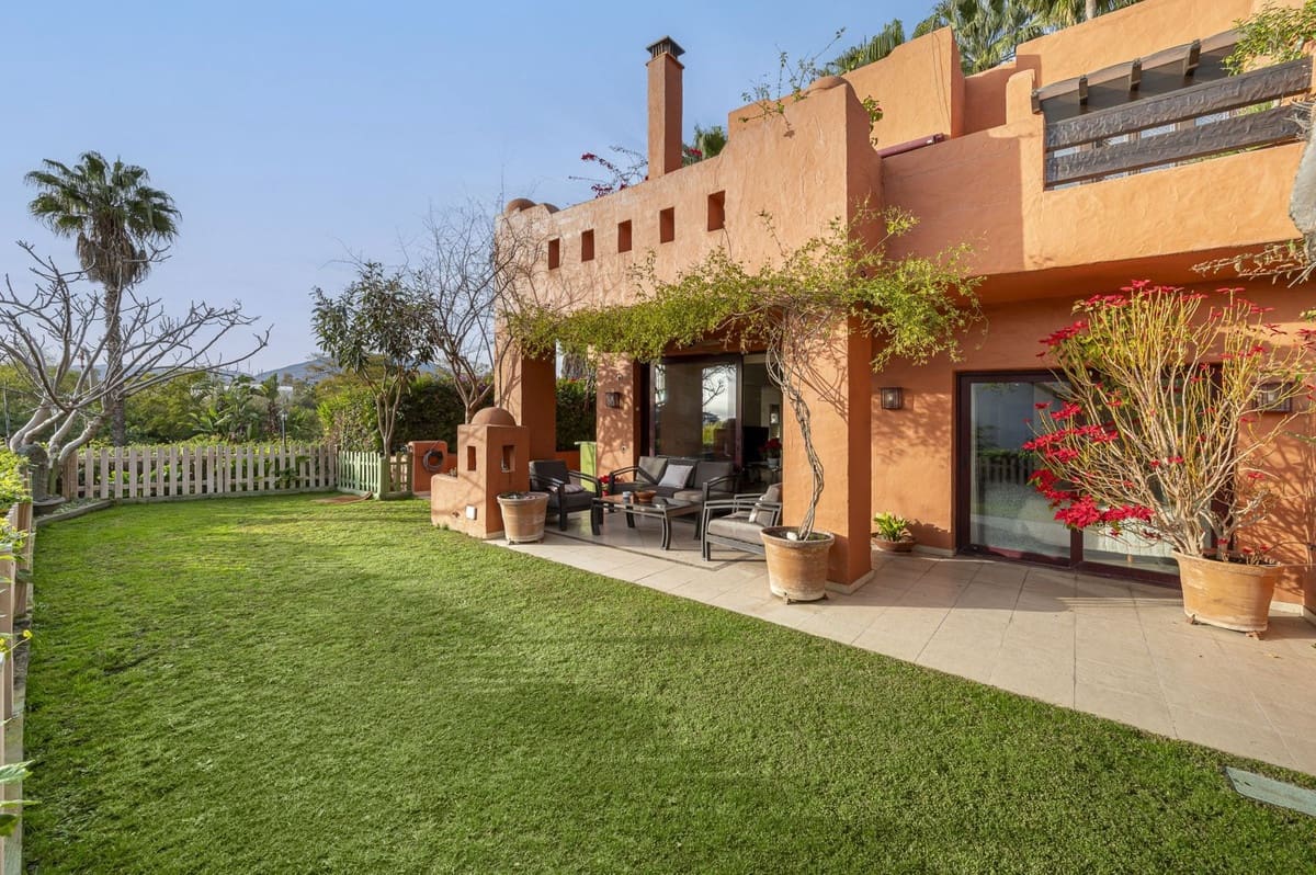 4 makuuhuone Omakotitalo myytävänä paikassa Golden Mile mukana uima-altaan 
autotalli - 1 425 000 € (Ref: 9511210)