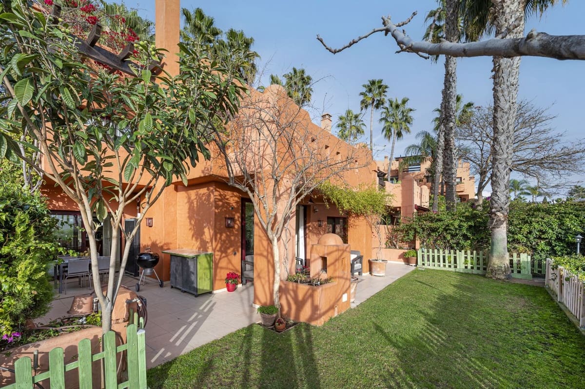 4 makuuhuone Omakotitalo myytävänä paikassa Golden Mile mukana uima-altaan 
autotalli - 1 425 000 € (Ref: 9511210)