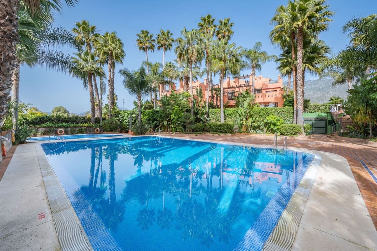 4 makuuhuone Omakotitalo myytävänä paikassa Golden Mile mukana uima-altaan 
autotalli - 1 425 000 € (Ref: 9511210)