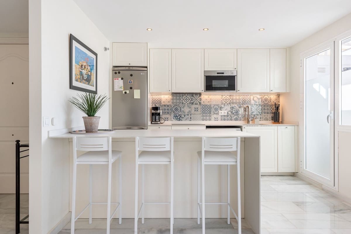 2 soveværelse Lejlighed til salg i Nueva Andalucia med swimmingpool garage - € 499.000 (Ref: 9519352)