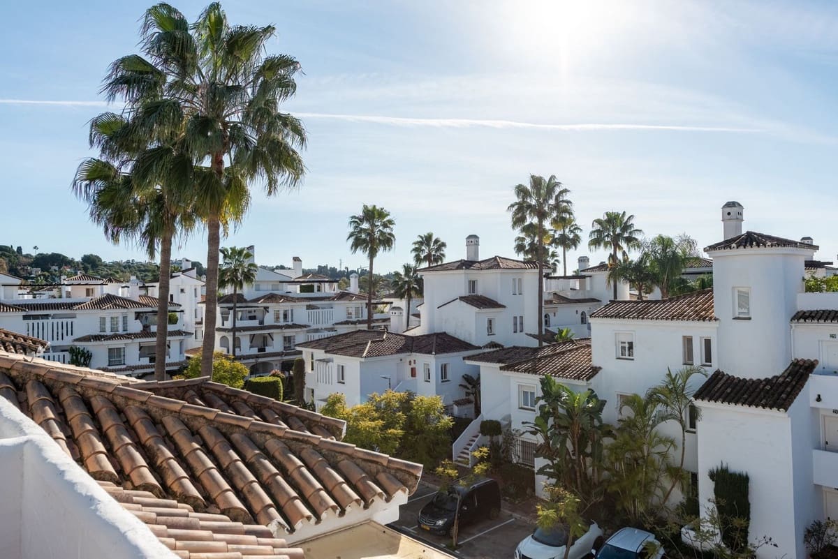 2 soveværelse Lejlighed til salg i Nueva Andalucia med swimmingpool garage - € 499.000 (Ref: 9519352)