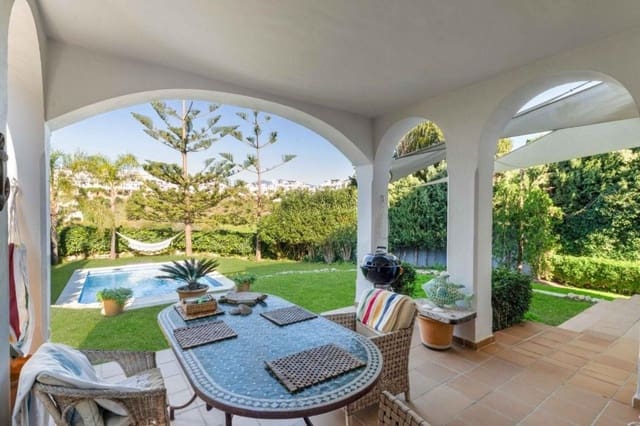 4 sypialnia Willa na sprzedaż w New Golden Mile, Estepona z basenem garażem - 1 299 000 € (Ref: 9520959)