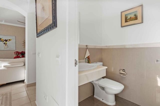 Chalet de 4 habitaciones en New Golden Mile, Estepona en venta con piscina garaje - 1.299.000 € (Ref: 9520959)