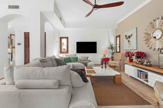 Chalet de 4 habitaciones en New Golden Mile, Estepona en venta con piscina garaje - 1.299.000 € (Ref: 9520959)