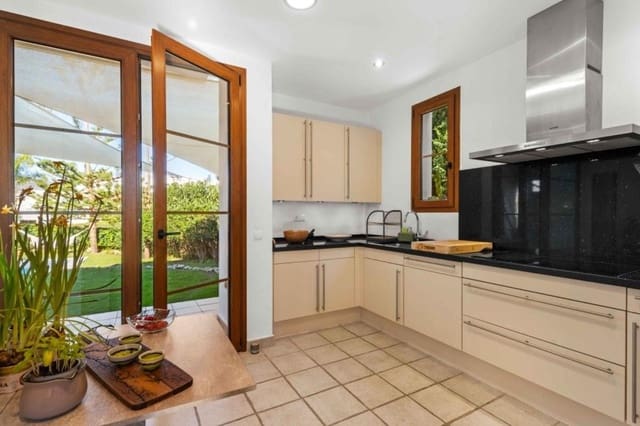 Chalet de 4 habitaciones en New Golden Mile, Estepona en venta con piscina garaje - 1.299.000 € (Ref: 9520959)