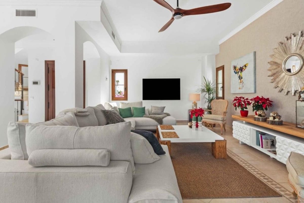 4 bedroom Villa for sale in New Golden Mile with pool garage - € 1,299,000 (Ref: 9520959)