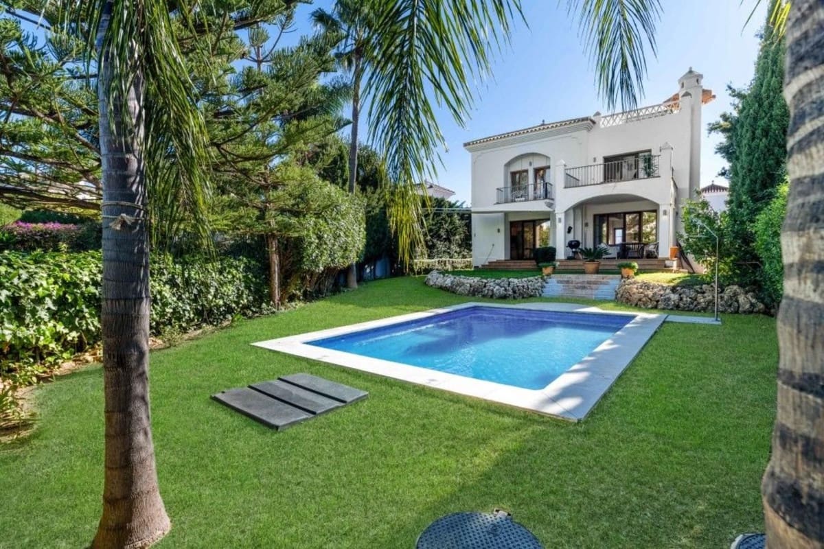 4 bedroom Villa for sale in New Golden Mile with pool garage - € 1,299,000 (Ref: 9520959)