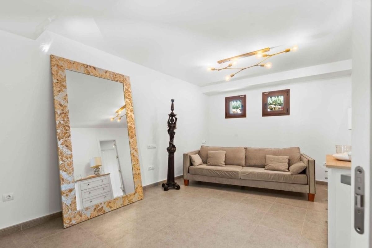 4 bedroom Villa for sale in New Golden Mile with pool garage - € 1,299,000 (Ref: 9520959)