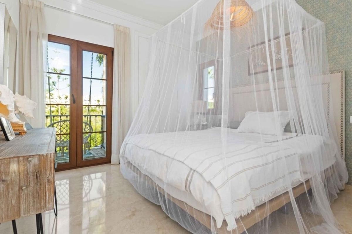 4 bedroom Villa for sale in New Golden Mile with pool garage - € 1,299,000 (Ref: 9520959)