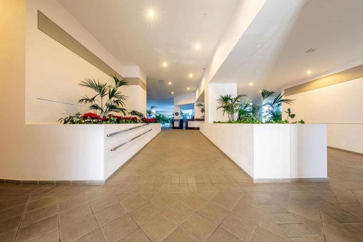 3 slaapkamer Appartement te koop in Nueva Andalucia met zwembad garage - € 439.000 (Ref: 9521660)