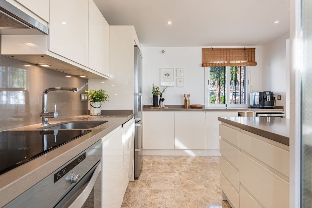 3 slaapkamer Appartement te koop in Nueva Andalucia met zwembad garage - € 589.000 (Ref: 9523069)