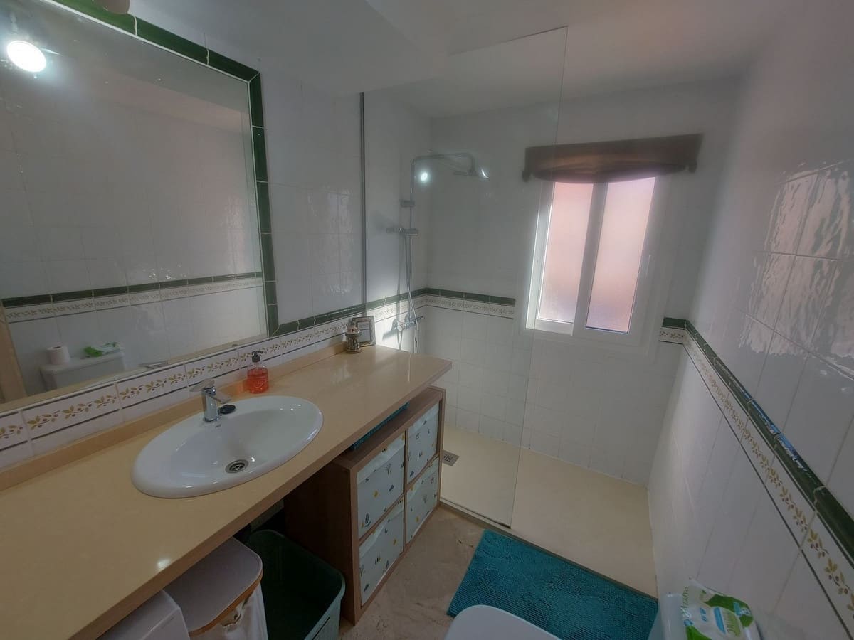 3 quarto Casa em Banda para venda em La Duquesa / Puerto de la Duquesa com piscina garagem - 315 000 € (Ref: 9528834)