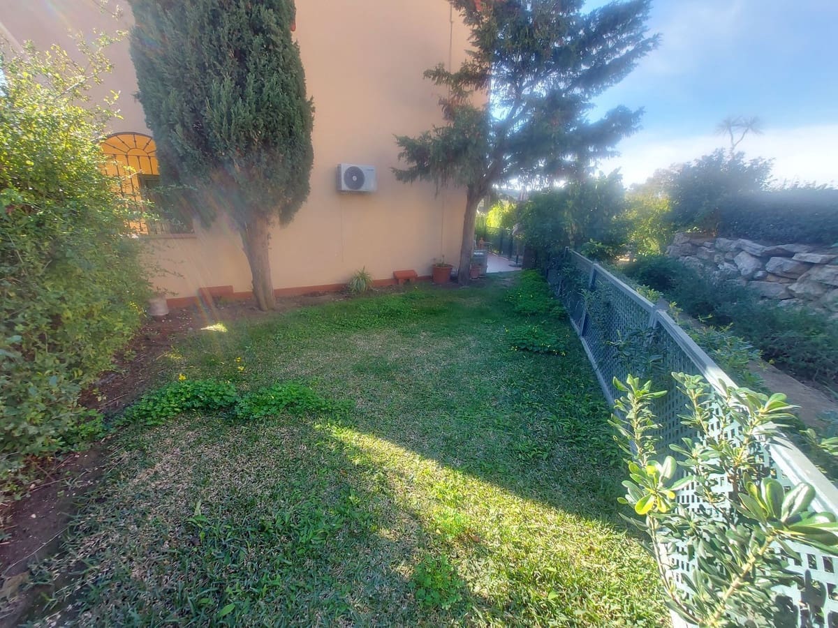 3 quarto Casa em Banda para venda em La Duquesa / Puerto de la Duquesa com piscina garagem - 315 000 € (Ref: 9528834)