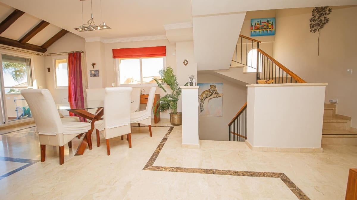 4 soverom Kjedet enebolig til salgs i La Duquesa / Puerto de la Duquesa med svømmebasseng garasje - € 595 000 (Ref: 9536302)