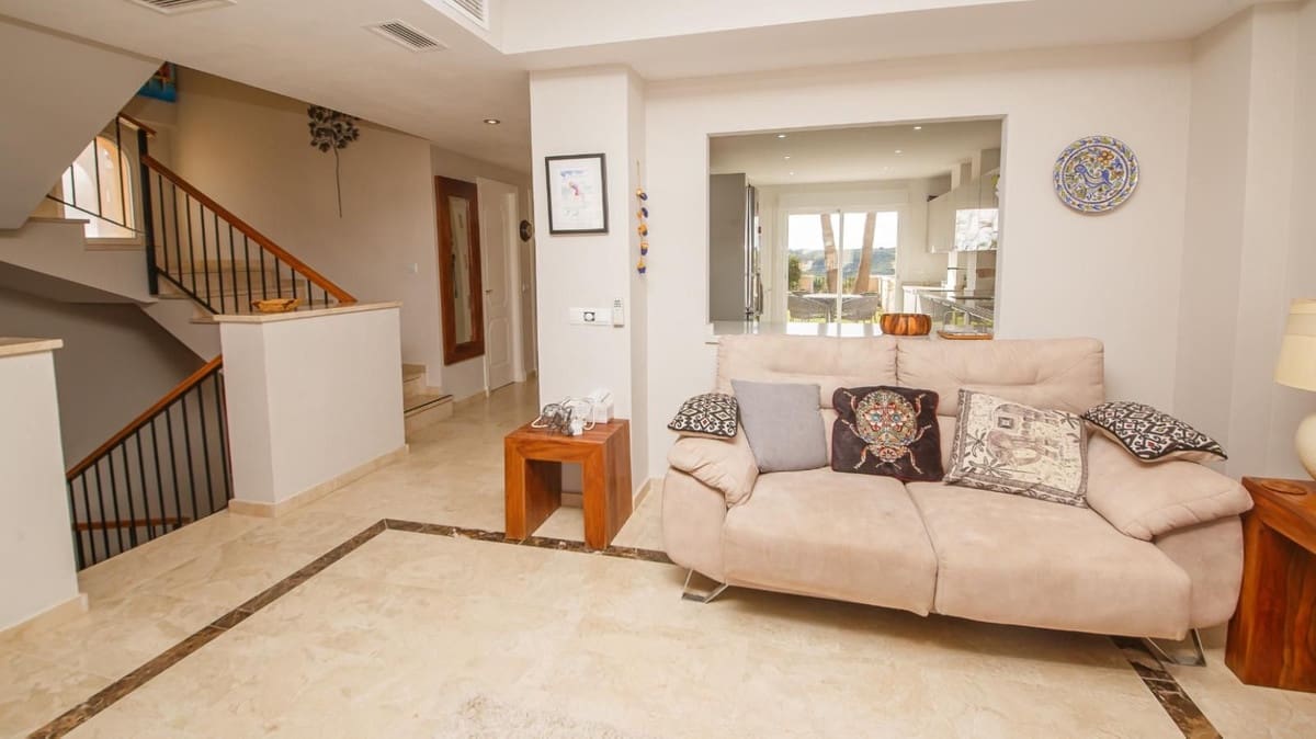 4 soverom Kjedet enebolig til salgs i La Duquesa / Puerto de la Duquesa med svømmebasseng garasje - € 595 000 (Ref: 9536302)