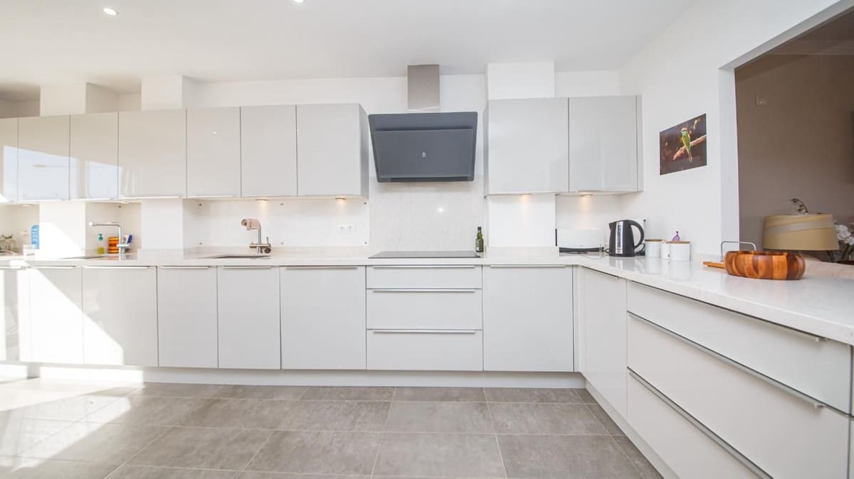 4 soverom Kjedet enebolig til salgs i La Duquesa / Puerto de la Duquesa med svømmebasseng garasje - € 595 000 (Ref: 9536302)