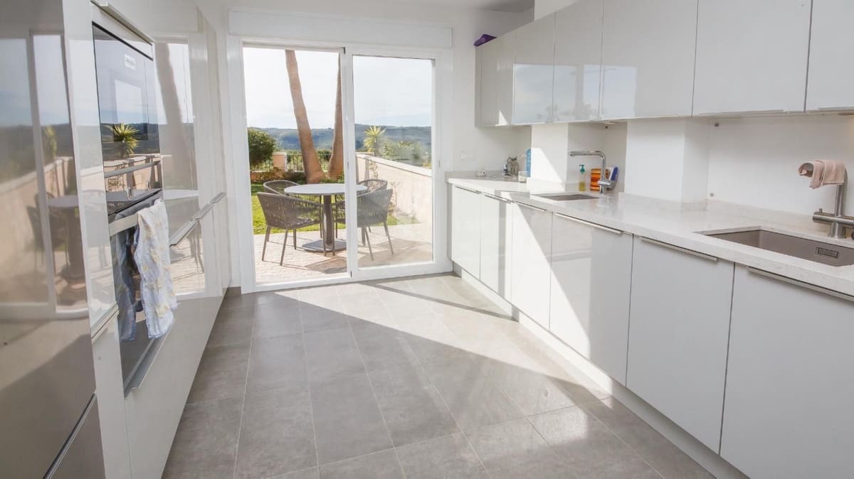 4 soverom Kjedet enebolig til salgs i La Duquesa / Puerto de la Duquesa med svømmebasseng garasje - € 595 000 (Ref: 9536302)