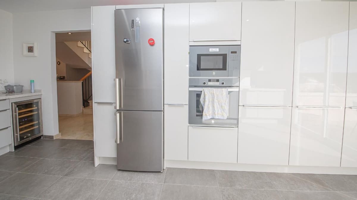 4 soverom Kjedet enebolig til salgs i La Duquesa / Puerto de la Duquesa med svømmebasseng garasje - € 595 000 (Ref: 9536302)