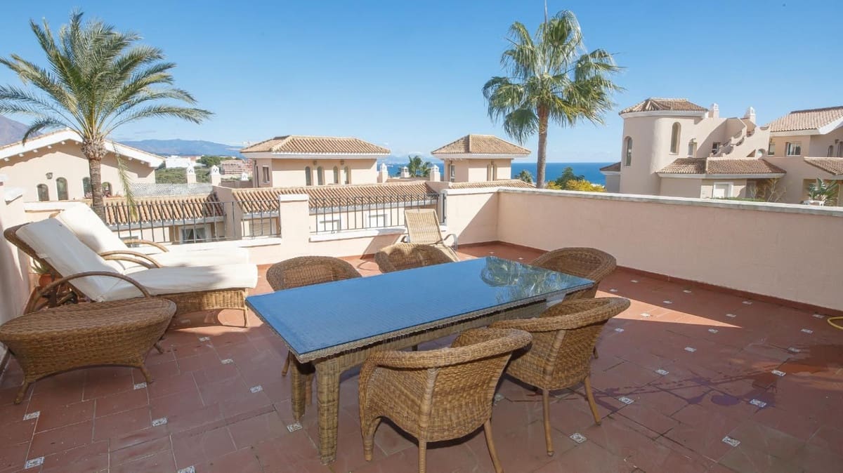 4 soverom Kjedet enebolig til salgs i La Duquesa / Puerto de la Duquesa med svømmebasseng garasje - € 595 000 (Ref: 9536302)