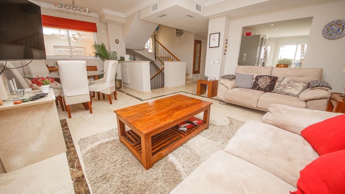 4 soverom Kjedet enebolig til salgs i La Duquesa / Puerto de la Duquesa med svømmebasseng garasje - € 595 000 (Ref: 9536302)