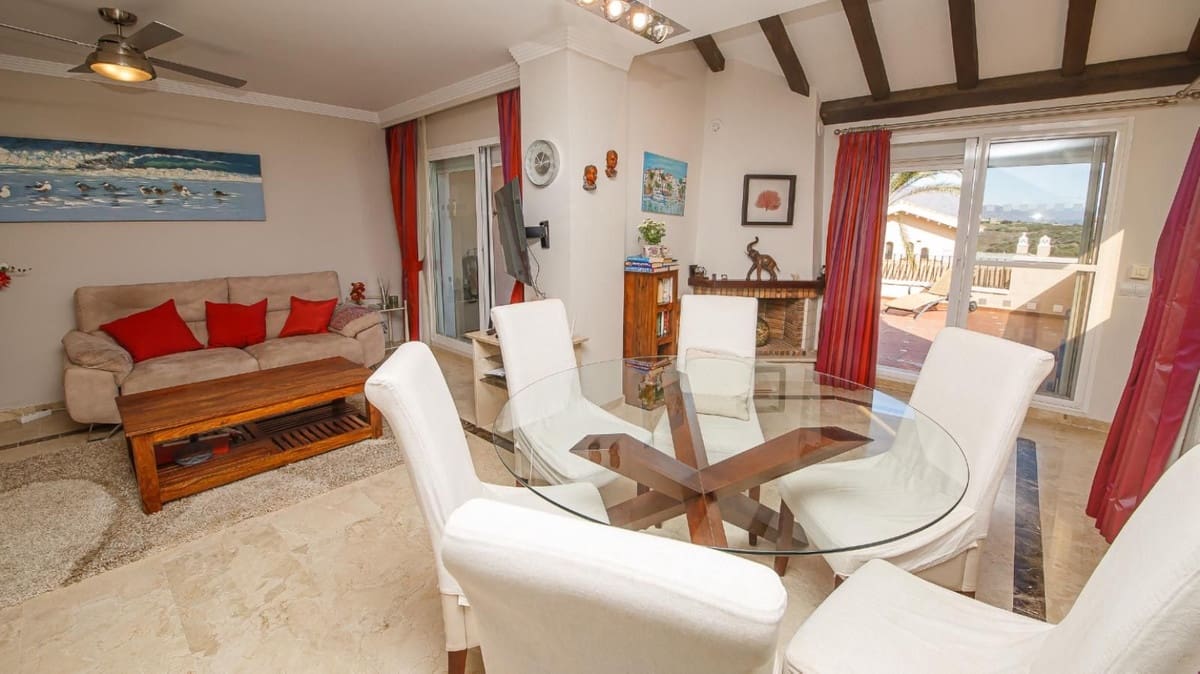 4 soverom Kjedet enebolig til salgs i La Duquesa / Puerto de la Duquesa med svømmebasseng garasje - € 595 000 (Ref: 9536302)