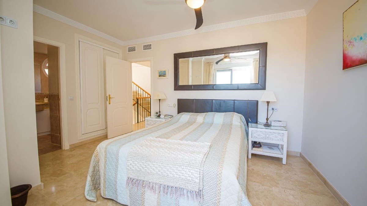 4 soverom Kjedet enebolig til salgs i La Duquesa / Puerto de la Duquesa med svømmebasseng garasje - € 595 000 (Ref: 9536302)