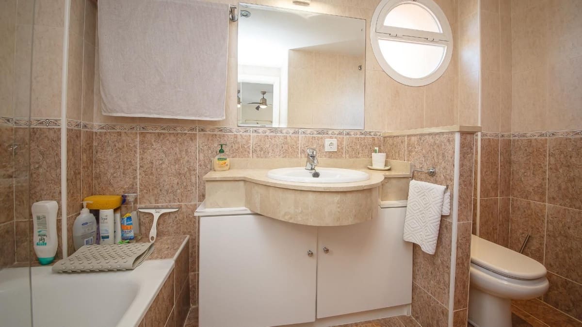 4 soverom Kjedet enebolig til salgs i La Duquesa / Puerto de la Duquesa med svømmebasseng garasje - € 595 000 (Ref: 9536302)