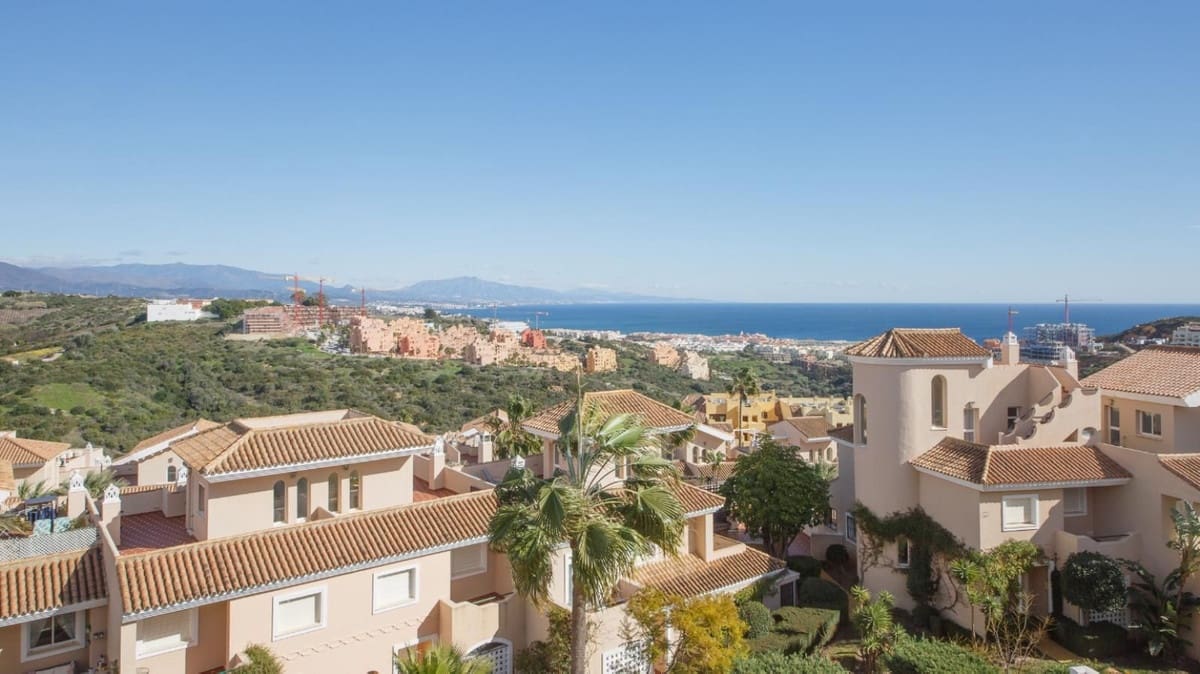 4 soverom Kjedet enebolig til salgs i La Duquesa / Puerto de la Duquesa med svømmebasseng garasje - € 595 000 (Ref: 9536302)