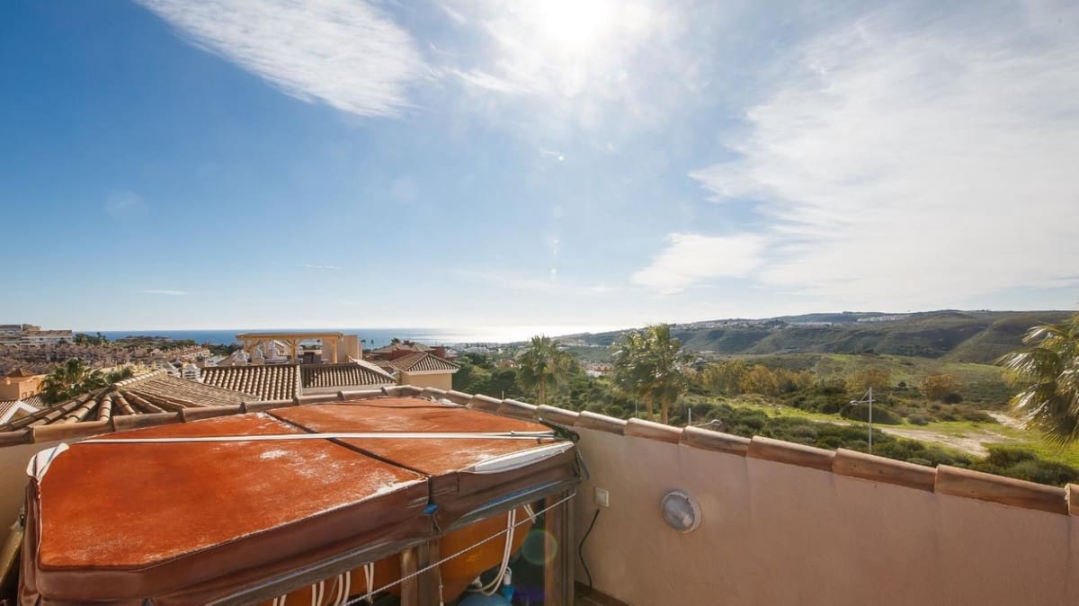 4 soverom Kjedet enebolig til salgs i La Duquesa / Puerto de la Duquesa med svømmebasseng garasje - € 595 000 (Ref: 9536302)