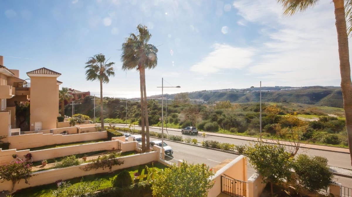 4 soverom Kjedet enebolig til salgs i La Duquesa / Puerto de la Duquesa med svømmebasseng garasje - € 595 000 (Ref: 9536302)