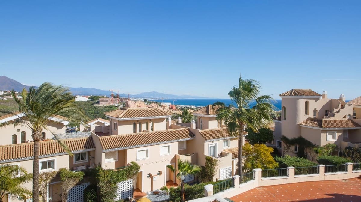 4 soverom Kjedet enebolig til salgs i La Duquesa / Puerto de la Duquesa med svømmebasseng garasje - € 595 000 (Ref: 9536302)