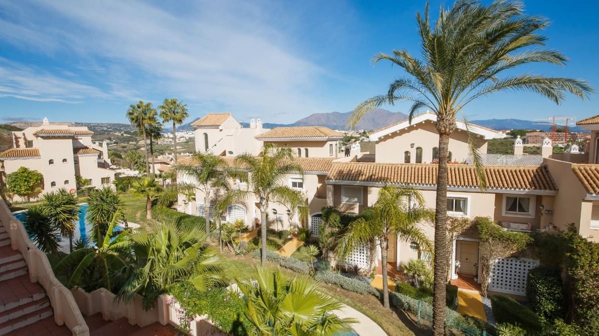 4 soverom Kjedet enebolig til salgs i La Duquesa / Puerto de la Duquesa med svømmebasseng garasje - € 595 000 (Ref: 9536302)