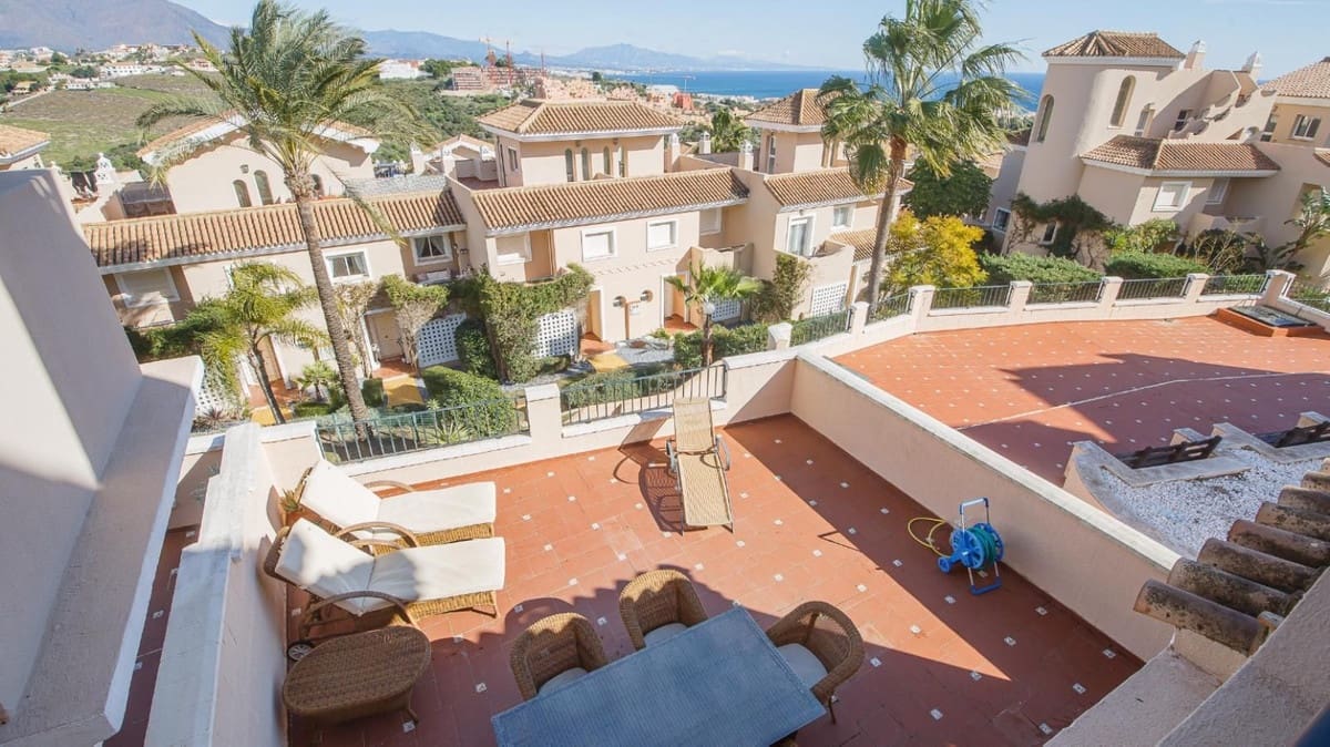 4 soverom Kjedet enebolig til salgs i La Duquesa / Puerto de la Duquesa med svømmebasseng garasje - € 595 000 (Ref: 9536302)