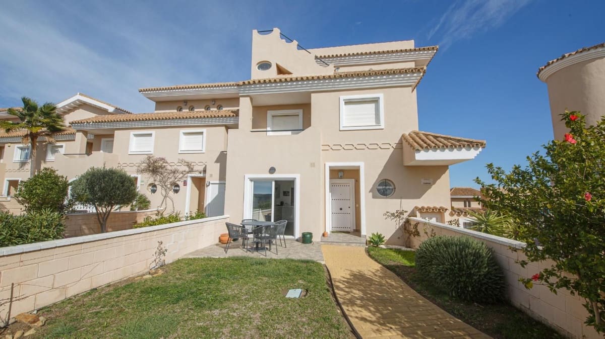Pareado de 4 habitaciones en La Duquesa / Puerto de la Duquesa en venta con piscina garaje - 595.000 € (Ref: 9536302)