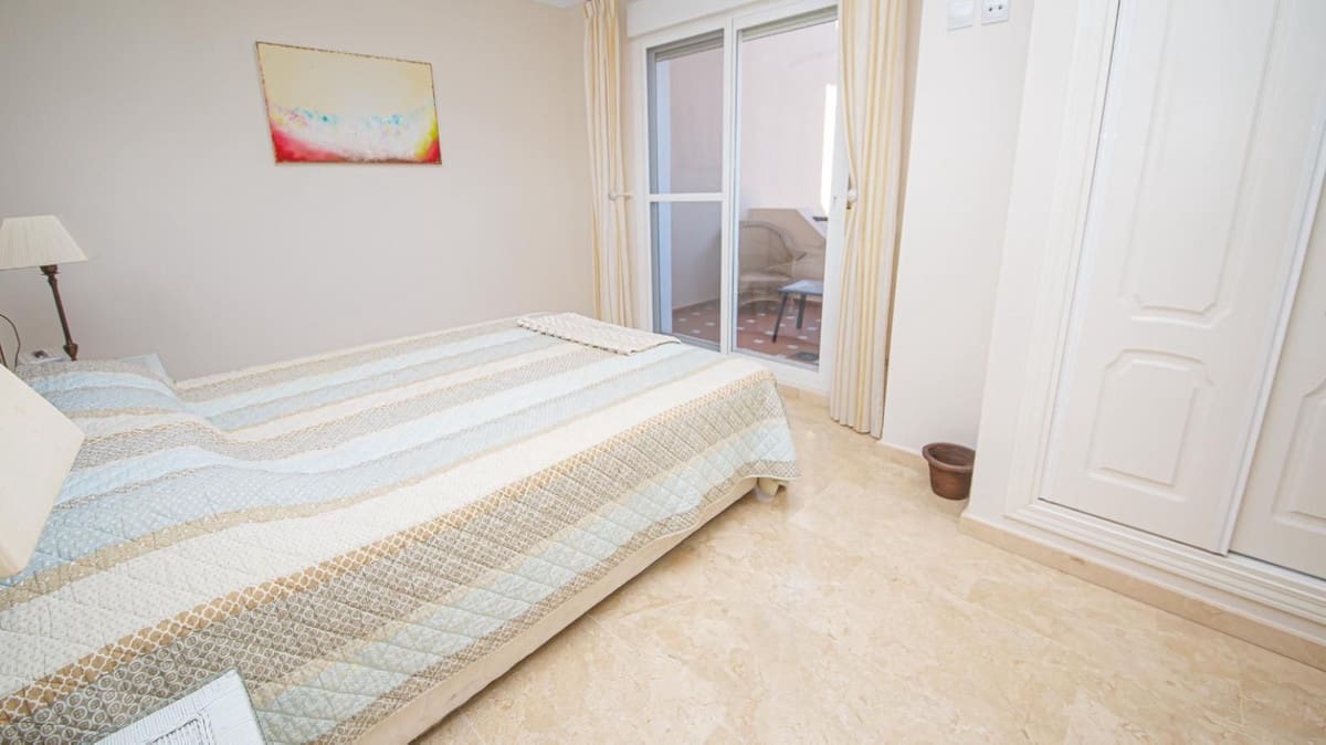 Pareado de 4 habitaciones en La Duquesa / Puerto de la Duquesa en venta con piscina garaje - 595.000 € (Ref: 9536302)