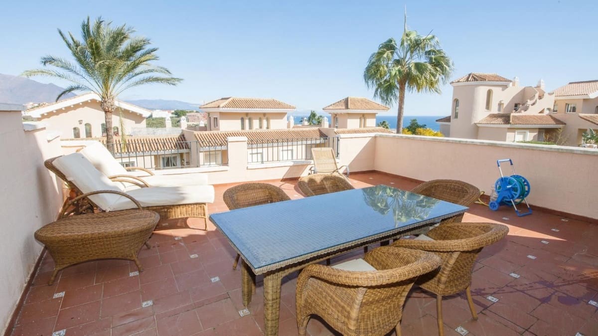 Pareado de 4 habitaciones en La Duquesa / Puerto de la Duquesa en venta con piscina garaje - 595.000 € (Ref: 9536302)