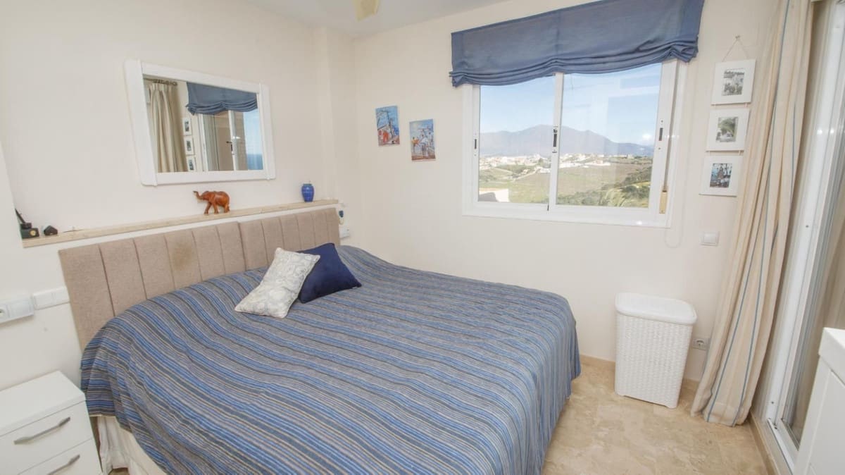 Pareado de 4 habitaciones en La Duquesa / Puerto de la Duquesa en venta con piscina garaje - 595.000 € (Ref: 9536302)