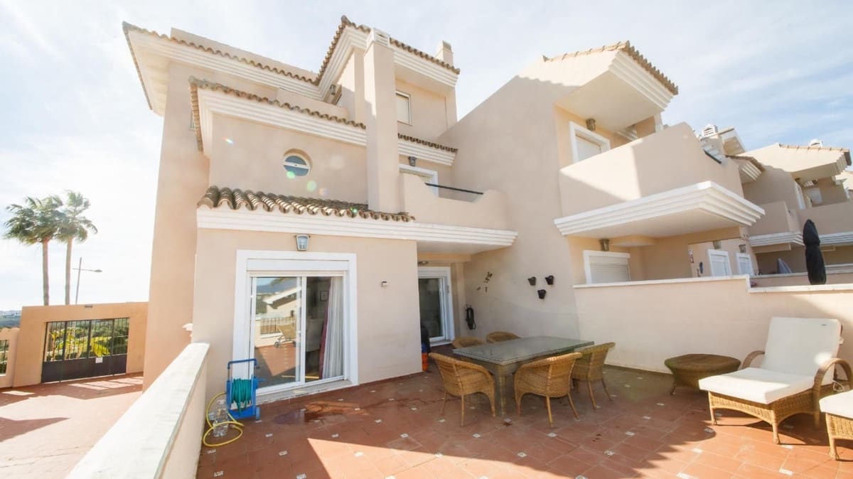 4 bedroom Semi-detached Villa for sale in La Duquesa / Puerto de la Duquesa with pool garage - € 595,000 (Ref: 9536302)