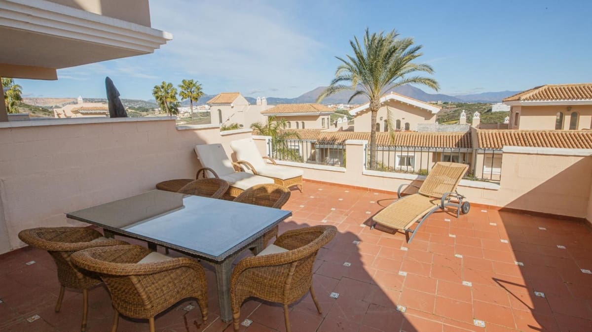 4 bedroom Semi-detached Villa for sale in La Duquesa / Puerto de la Duquesa with pool garage - € 595,000 (Ref: 9536302)