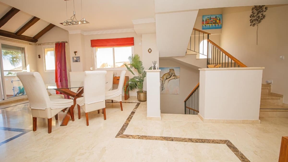 4 bedroom Semi-detached Villa for sale in La Duquesa / Puerto de la Duquesa with pool garage - € 595,000 (Ref: 9536302)