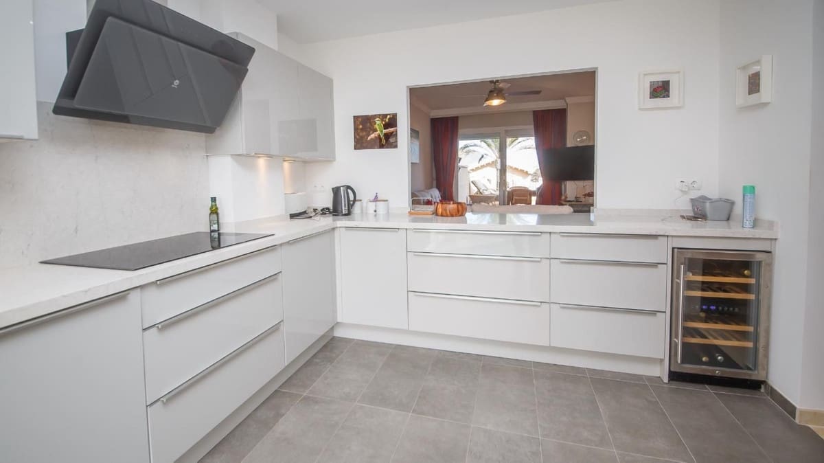 4 bedroom Semi-detached Villa for sale in La Duquesa / Puerto de la Duquesa with pool garage - € 595,000 (Ref: 9536302)