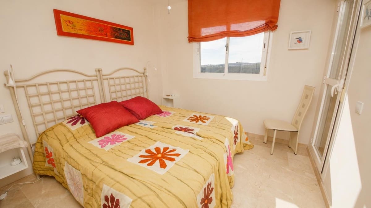 4 bedroom Semi-detached Villa for sale in La Duquesa / Puerto de la Duquesa with pool garage - € 595,000 (Ref: 9536302)