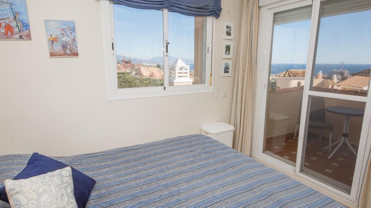 4 bedroom Semi-detached Villa for sale in La Duquesa / Puerto de la Duquesa with pool garage - € 595,000 (Ref: 9536302)